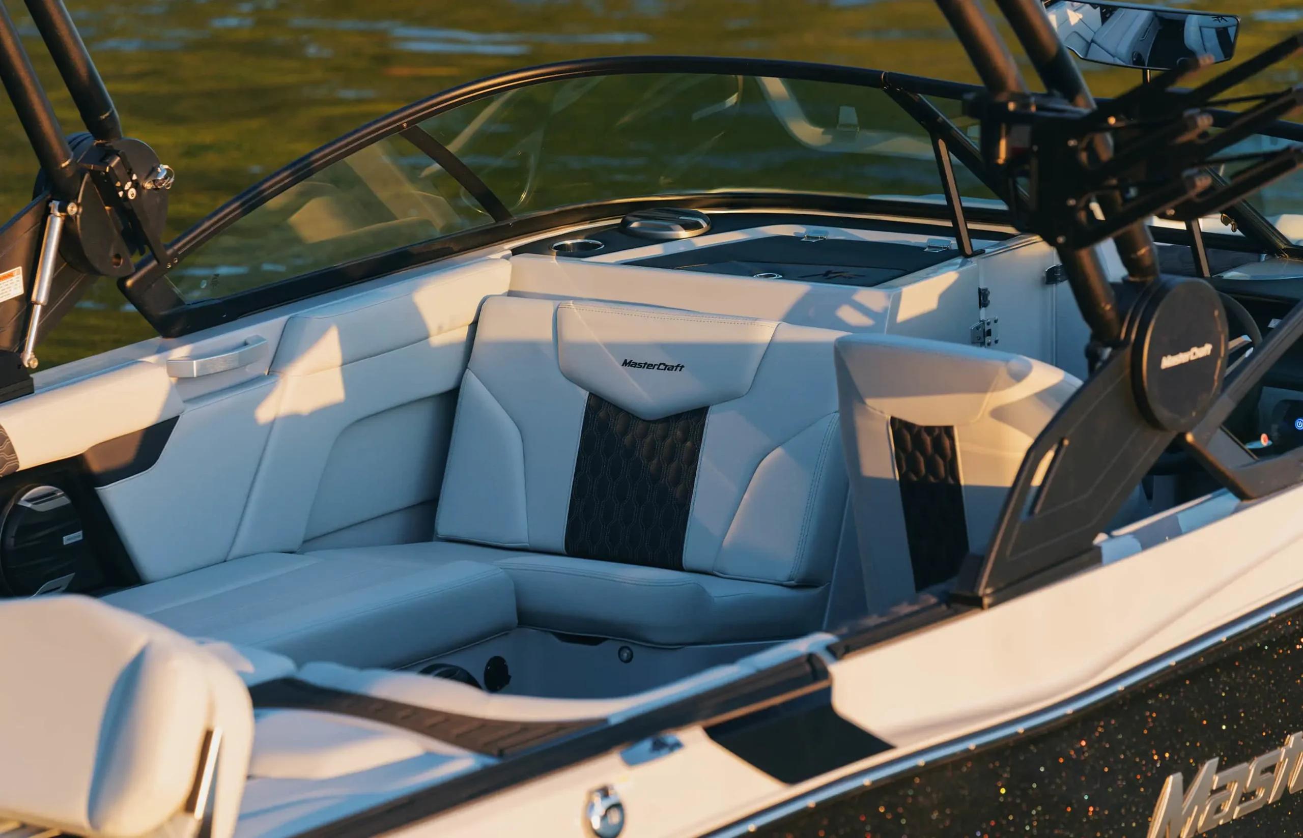 Моторний катер MasterCraft XT22T NEW — фото