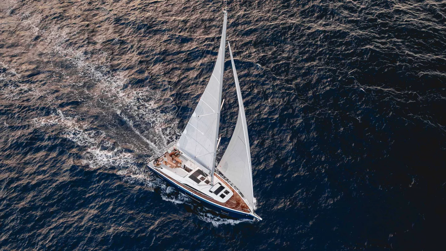 Круїзна яхта Beneteau Oceanis 47 у морі