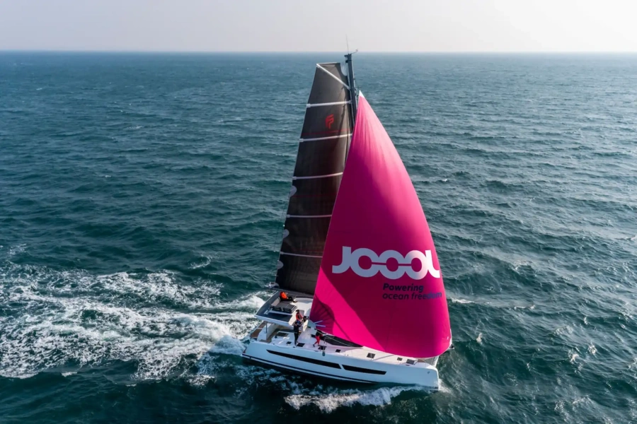 Катамаран Fountaine Pajot FP 51 з рожевим вітрилом JOOOL