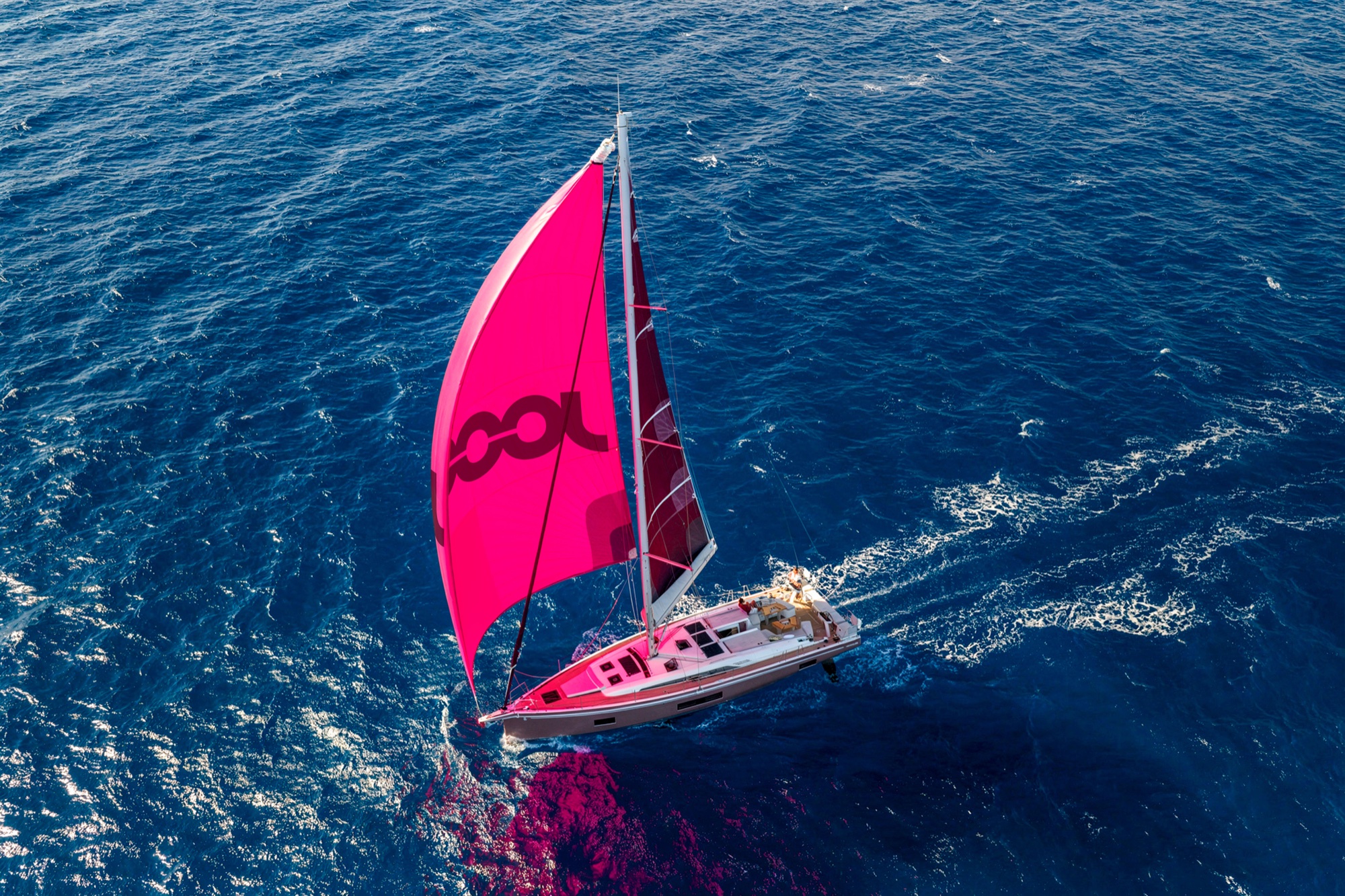 BENETEAU Oceanis 52 у версії JOOOL під рожевим вітрилом