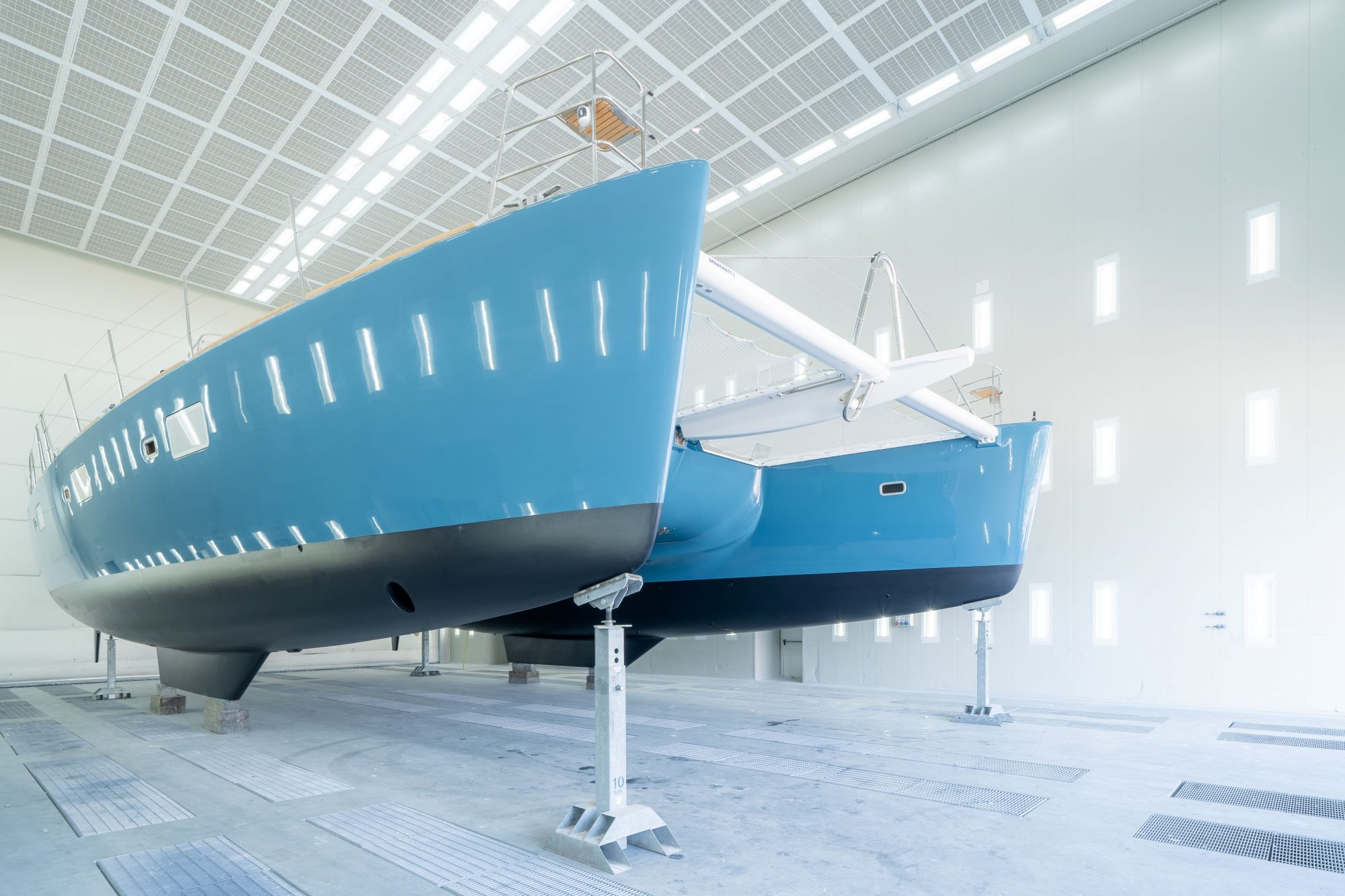Lagoon 620 NEO у цеху верфі під час рефіту